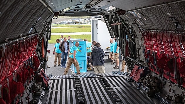 Nakldn transportnch beden s komi do letounu CASA C-295M v praskch Kbelch. 