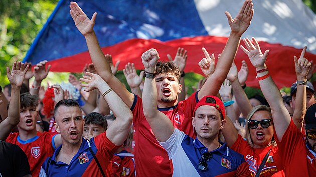 �e�t� fanou�ci pochoduj� ke stadionu v Hamburku p�ed duelem n�rodn�ho t�mu...