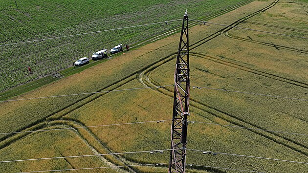 Energetici se u bt piloty, drony jim odhal poruchy na veden vysokho napt rychleji. Zbr na auta energetik, kte pilotovali drony.