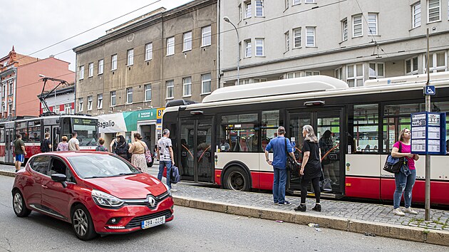 Z relativn bn ulice Kenov pobl centra Brna se stala postupn peten silnice. Ms se tu auta i veejn doprava a do toho p pebhajc ze zastvky na chodnk.