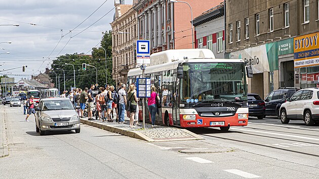 Z relativn bn ulice Kenov pobl centra Brna se stala postupn peten silnice. Ms se tu auta i veejn doprava a do toho p pebhajc ze zastvky na chodnk.