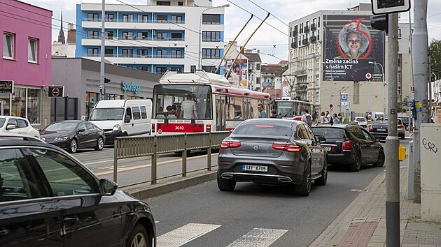 Z relativn bn ulice Kenov pobl centra Brna se stala postupn peten silnice. Ms se tu auta i veejn doprava a do toho p pebhajc ze zastvky na chodnk.