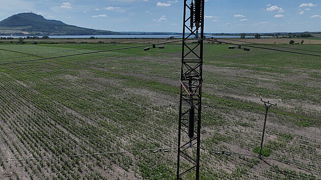 Energetici se u bt piloty, drony jim odhal poruchy na veden vysokho napt rychleji. Takto testovali drony na Plav, v pozad jsou vidt Pavlovsk vrchy.