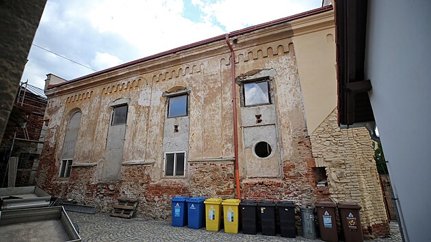 Obnovy by se letos mla dokat nejponienj st fasdy synagogy.