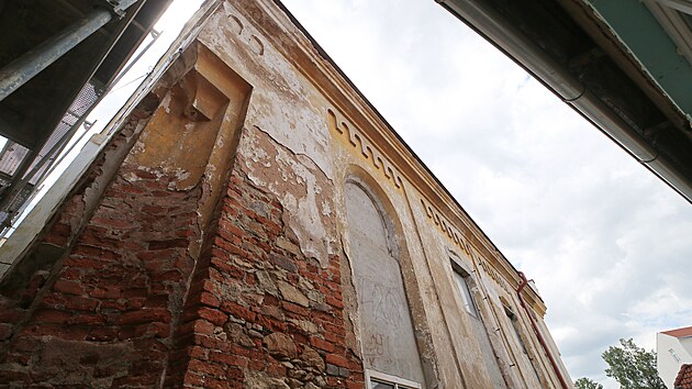 Obnovy by se letos mla dokat nejponienj st fasdy synagogy.