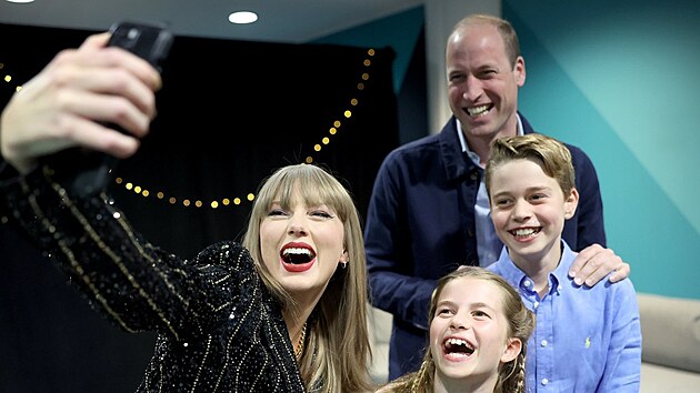 Taylor Swift si ve Wembley ud�lala selfie s princem Williamem a jeho d�tmi (21. �ervna 2024)