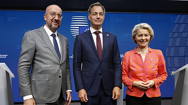 Zleva pedseda Evropsk rady Charles Michel, belgick premir Alexander De Croo a pedsedkyn Evropsk komise Ursula von der Leyenov na summitu EU v Bruselu (27. ervna 2024)