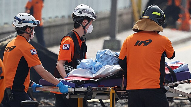 Dvacet ob�t� si vy��dal po��r v tov�rn� na v�robu lithiov�ch bateri� nedaleko jihokorejsk� metropole Soulu. (24. �ervna 2024)