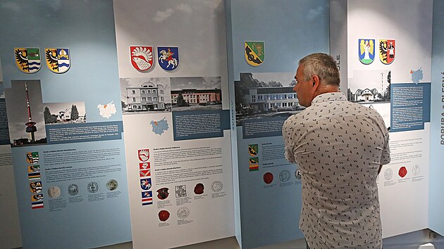 Mstsk znaky spojen vyobrazenm skkajcho bloue vystavuje od tvrtku Ostravsk muzeum. Expozice je nazvan Od kon k vykinku / Od znaku k logu.