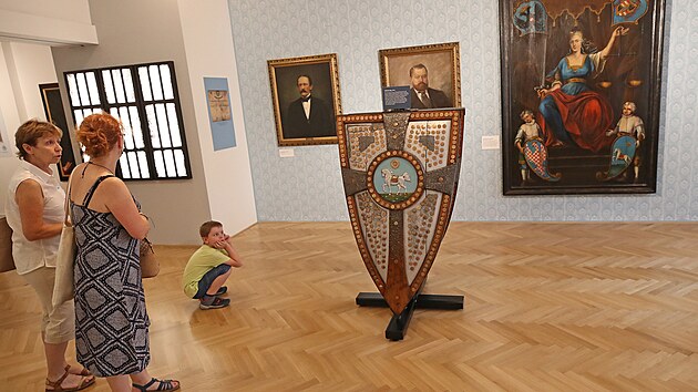 Mstsk znaky spojen vyobrazenm skkajcho bloue vystavuje od tvrtku Ostravsk muzeum. Expozice je nazvan Od kon k vykinku / Od znaku k logu.