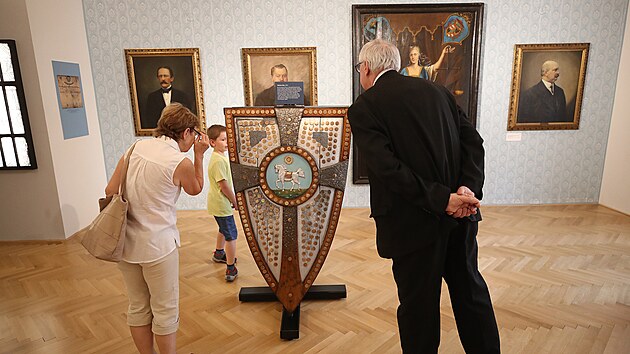 Mstsk znaky spojen vyobrazenm skkajcho bloue vystavuje od tvrtku Ostravsk muzeum. Expozice je nazvan Od kon k vykinku / Od znaku k logu.