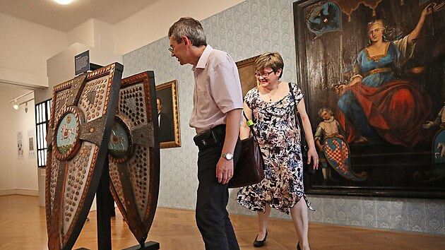 Mstsk znaky spojen vyobrazenm skkajcho bloue vystavuje od tvrtku Ostravsk muzeum. Expozice je nazvan Od kon k vykinku / Od znaku k logu.