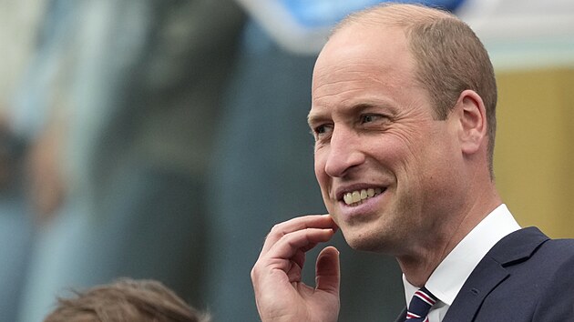 Britský Princ William sleduje utkání Anglie - Dánsko.