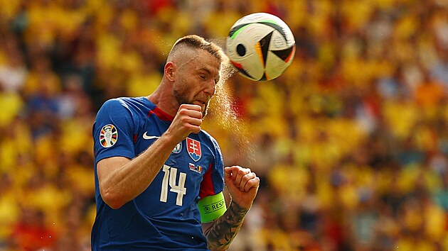 Slovensk� kapit�n Milan �kriniar hlavi�kuje m�� v z�pase s Rumunskem.