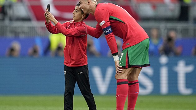 Cristiano Ronaldo se fot s fanoukem, kter vbhl na hit pi utkn s...