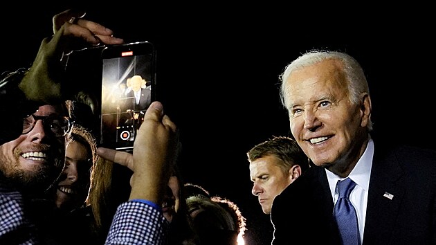 Americk prezident Joe Biden pzuje, aby se nechal vyfotit fanouky na pedvolebnm shromdn. (28. 6. 2024)