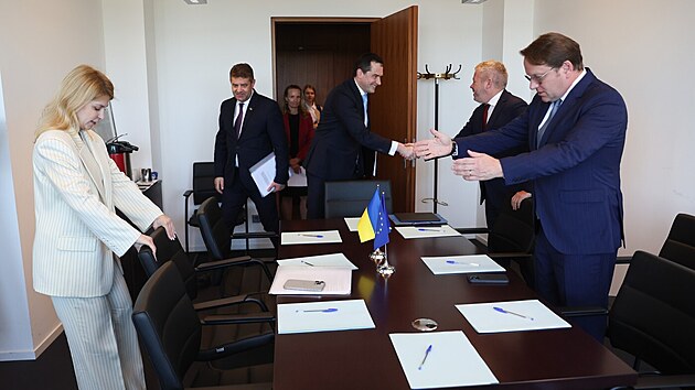 Ukrajinsk� vicepremi�rka a m�stop�edsedkyn� vl�dy pro evropsk� z�le�itosti Olha Stefani�ynov� na bilater�ln�m setk�n� s evropsk�m komisa�em pro sousedstv� a roz���en� Oliverem Varhelyim. (25. �ervna 2024)