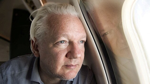 Zakladatel portlu WikiLeaks Julian Assange na cest do sv rodn Austrlie po nkolika letech strvench v britsk vznici. (25. ervna 2024)