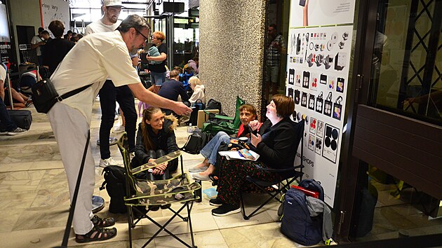 Prodej vstupenek na 58. ronk Mezinrodnho filmovho festivalu Karlovy Vary zaal ve tvrtek rno v Thermalu. (27. ervna 2024)