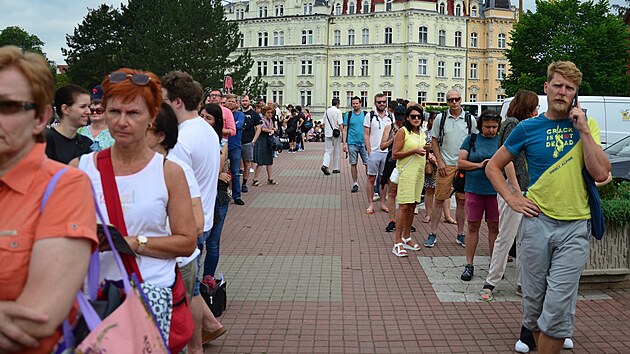 Prodej vstupenek na 58. ronk Mezinrodnho filmovho festivalu Karlovy Vary zaal ve tvrtek rno v Thermalu. (27. ervna 2024)