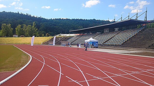 Dvacetimsn rekonstrukce atletickho stadionu v Tuhnicch stla 45,7 milionu korun bez dan. (25. ervna 2024)