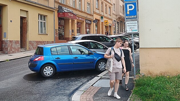 Na parkoviti v karlovarsk Jugoslvsk ulici lze oficiln stt pouze s povolenm magistrtu.