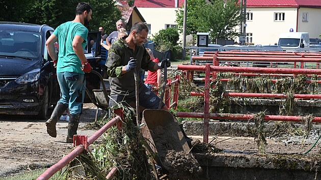 Obyvatel obce ima na Perovsku odklzej kody po pvalov vln bhem bleskovch povodn (28. ervna 2024).