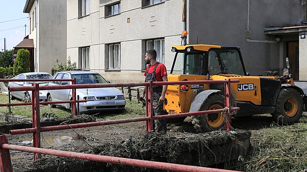 Obyvatel obce ima na Perovsku odklzej kody po pvalov vln bhem bleskovch povodn (28. ervna 2024).