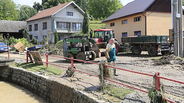 Obyvatel obce ima na Perovsku odklzej kody po pvalov vln bhem bleskovch povodn (28. ervna 2024).