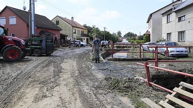 Obyvatel obce ima na Perovsku odklzej kody po pvalov vln bhem bleskovch povodn (28. ervna 2024).