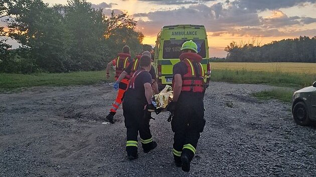 Strnci nali v Onderkov pskovn mladka, kter strvil ve vod del dobu. Hasii ho nsledn na lunu pevezli k sanitce.