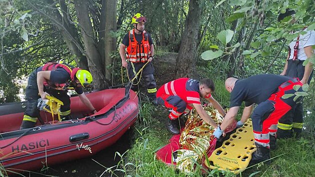 Strnci nali v Onderkov pskovn mladka, kter strvil ve vod del dobu. Hasii ho nsledn na lunu pevezli k sanitce.