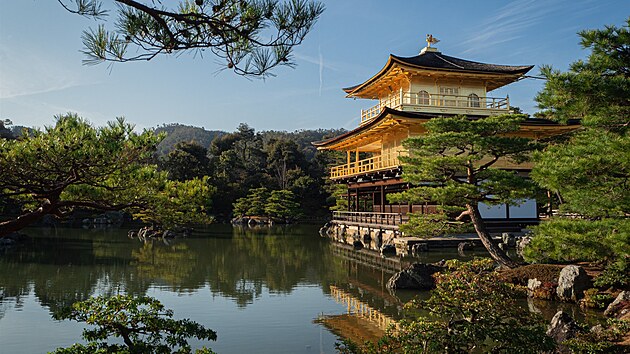 Slavn� zlat� chr�m Kinkakuji v Kj�tu