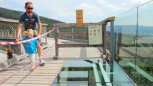 Krkonosk Stezka korunami strom buduje sklenn chodnk, turist budou mt pod nohama hloubku 43 metr.