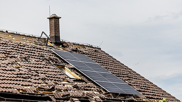 Slunen elektrrnu na domku v onov si zejm zapojoval majitel, poniila jej exploze. (26. ervna 2024)