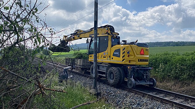 Dlnci opravovali okol trat, na kterou se mezi Plzn a Starm Plzencem sesula zemina pi ervnovch pvalovch detch. (4. ervna 2024)