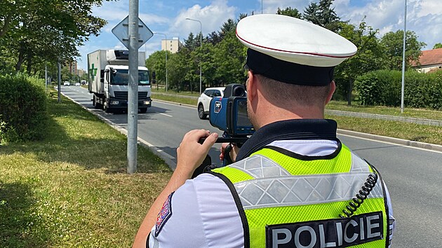 Dopravn policist v Plzni dohlej ve zven me na provoz ve mst. Snmek je ze Studentsk ulice. (28. ervna 2024)