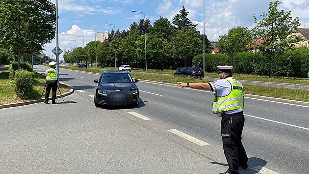 Dopravn policist v Plzni dohlej ve zven me na provoz ve mst. Snmek je ze Studentsk ulice. (28. ervna 2024)