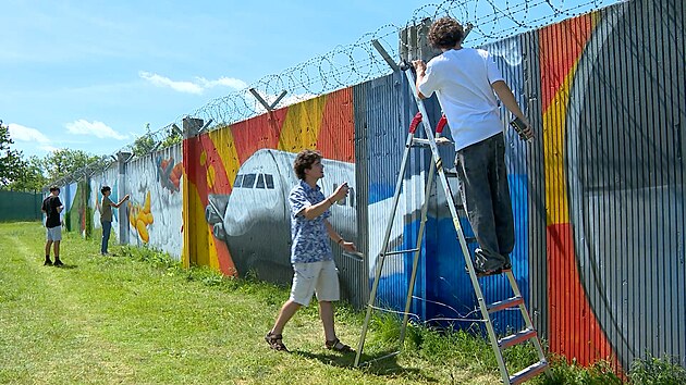 U praskho letit vznikl mural s leteckou tematikou. Vytvoili ho stedokolt studenti (19. ervna 2024)