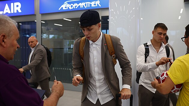 �e�t� fotbalist� v �ele s Ladislavem Krej��m se podepisuj� fanou�k�m po n�vratu z mistrovstv� Evropy.