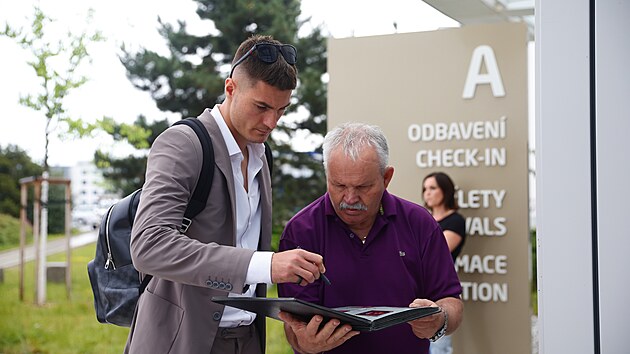 Reprezenta�n� �to�n�k Patrik Schick se podepisuje fanou�kovi po p��letu �esk�ho t�mu z mistrovstv� Evropy.