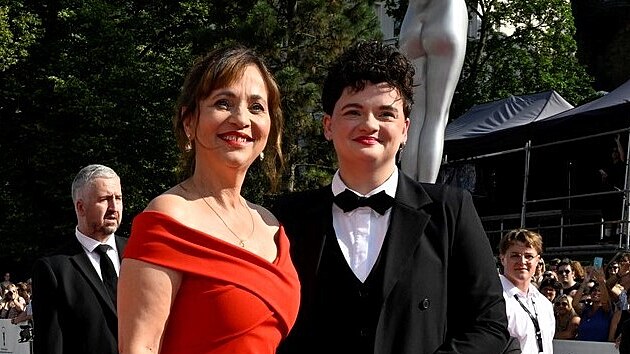 Alena Mihulov a jej dcera Karolna Kachyov na zahjen Mezinrodnho filmovho festivalu v Karlovch Varech (28. ervna 2024)
