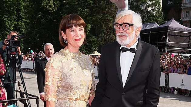 Andrea Bartokov a Ji Bartoka na zahjen Mezinrodnho filmovho festivalu v Karlovch Varech (28. ervna 2024)