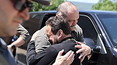 Hlava Dagestánu Sergej Melikov ut�uje truchlícího pravoslavného kn�ze v...