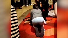 Mu� zkolaboval p�i slavení výhry v singapurském kasinu