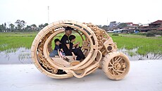 Do auta se vejdou Truong Van Dao i d�ti.