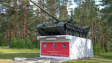 Sovtský tank T-80 na památníku v základn 138. samostatné gardové...