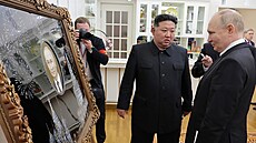 Kim ong-un daroval Vladimiru Putinovi portrét. (19. ervna 2024)