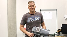 Josef Sk�ivánek p�edvádí na veletrhu Invent Arena 2024 nové mobilní za�ízení na...