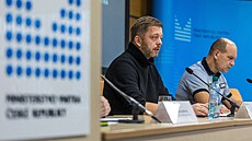 Ministr vnitra Vít Raku�an (vlevo) a policejní prezident Martin Vondrá�ek na...